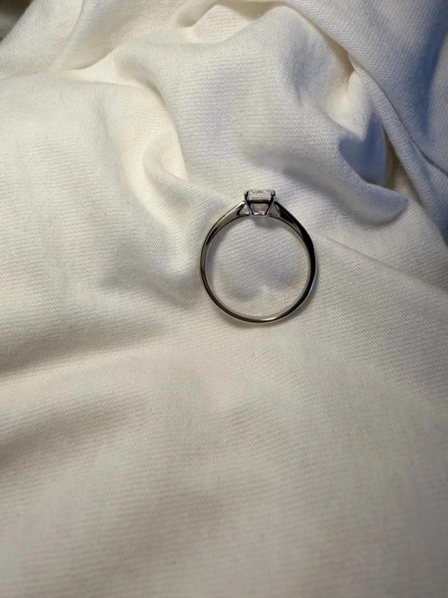 Lab grown 1.53Ct emerald cut platinum ring - Image 3