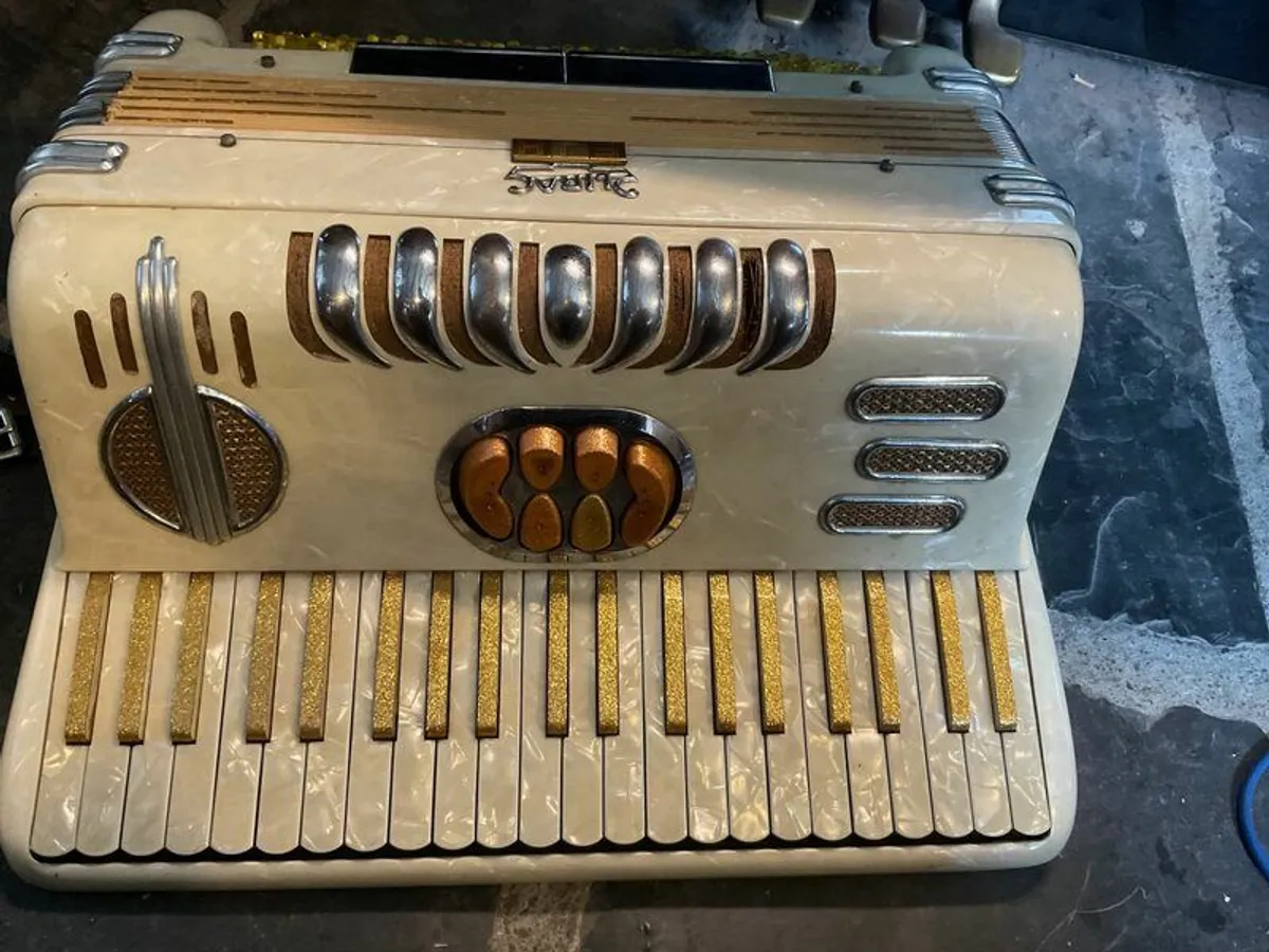 Very rare vintage LIRA 120 bass Piano Accordion - Image 1