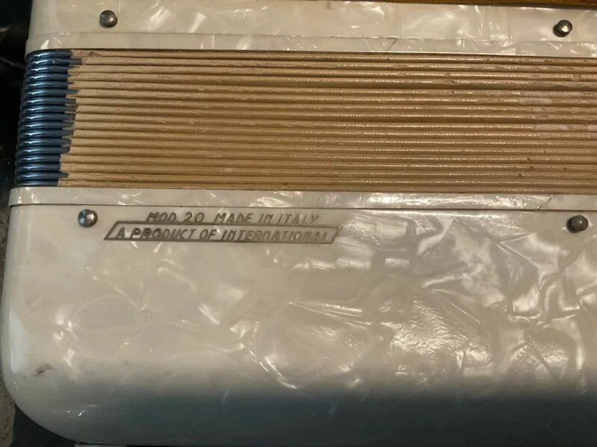 Very rare vintage LIRA 120 bass Piano Accordion - Image 2