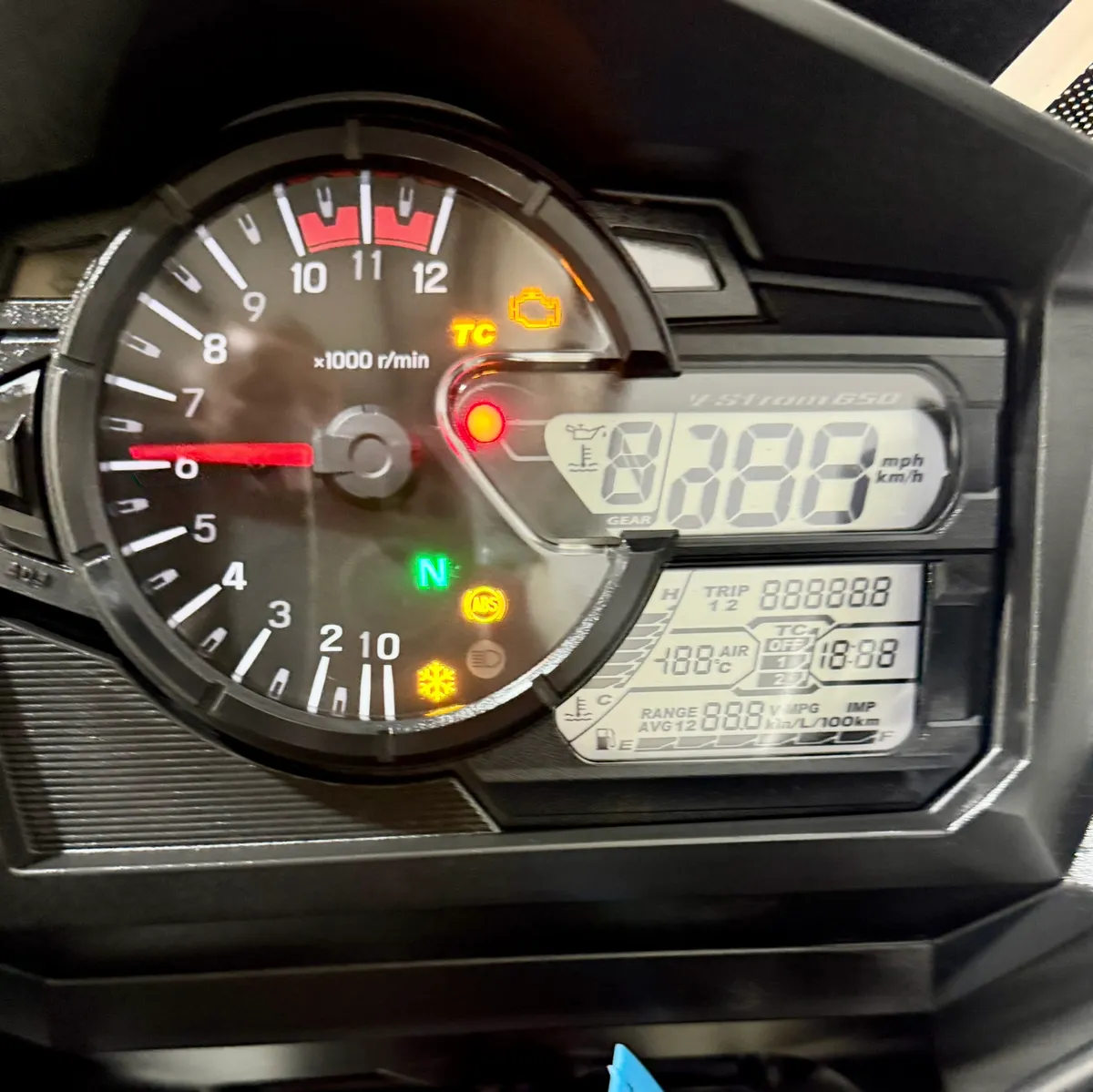 SUZUKI V STROM 650 X  ** OPEN ALL OVER XMAS !! - Image 3