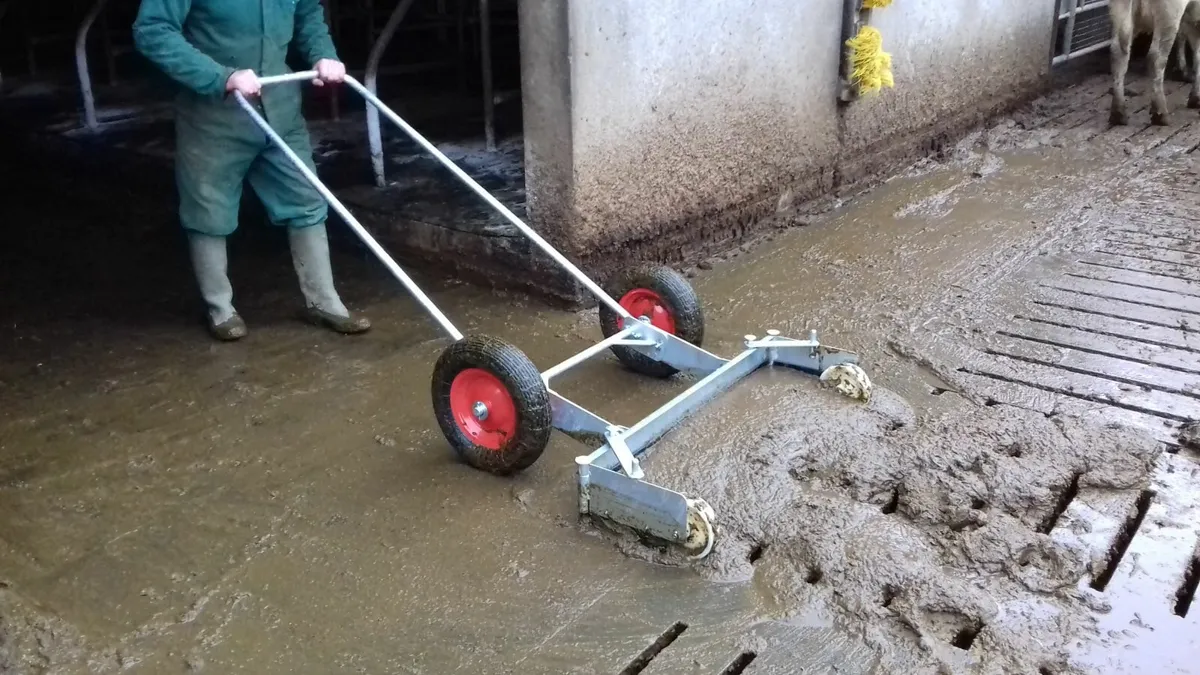 Easy Push Hand Yardscrapers - Image 1