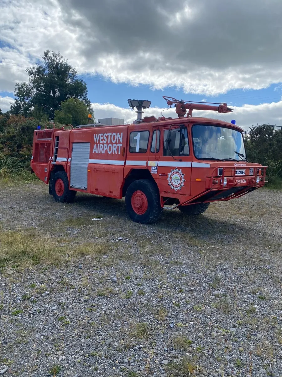 CARMICHAEL 1990 FIRE ENGINE / TRUCK - Image 1