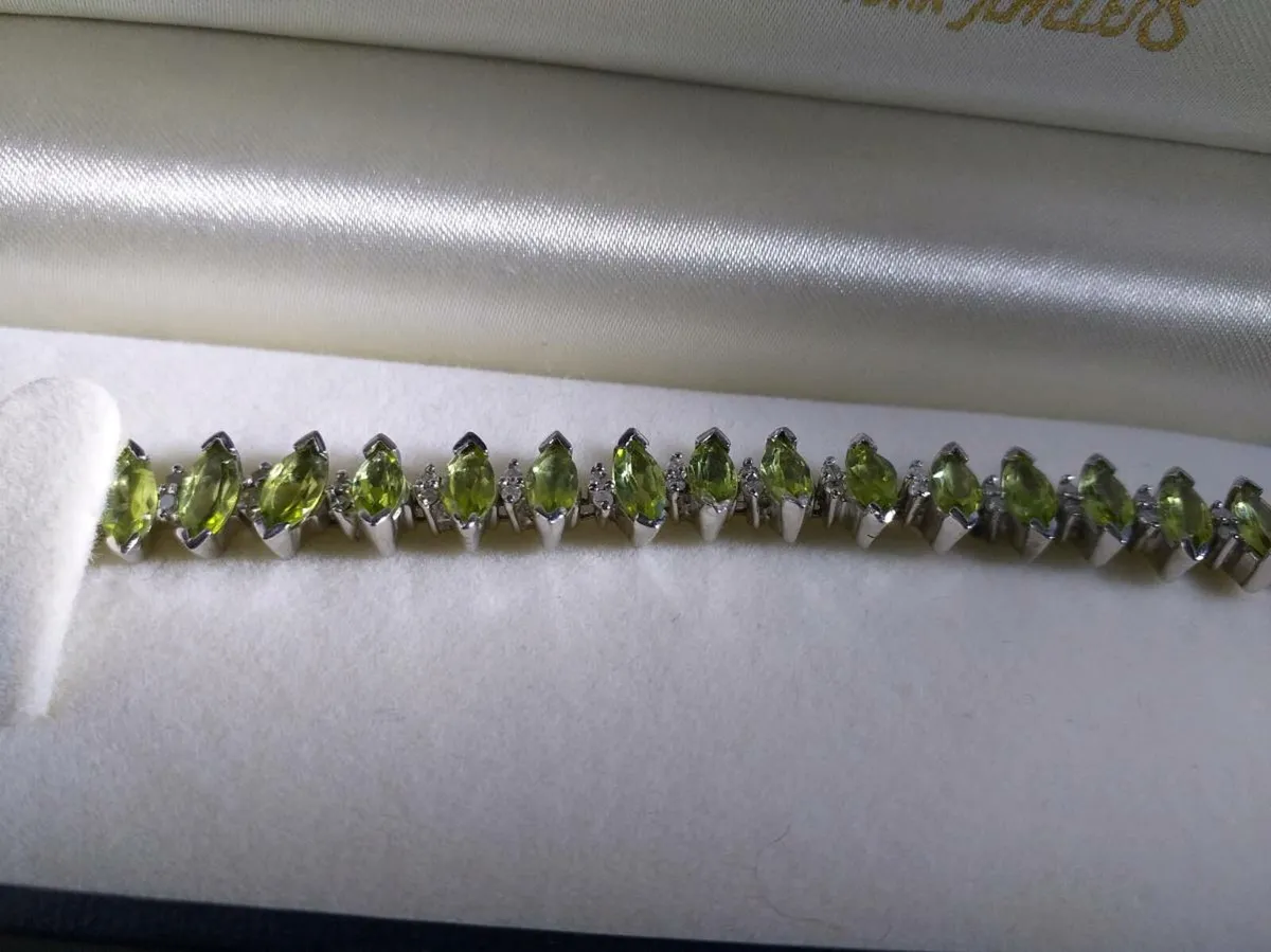 Silver bracelette with 34 Peridot stones - Image 3