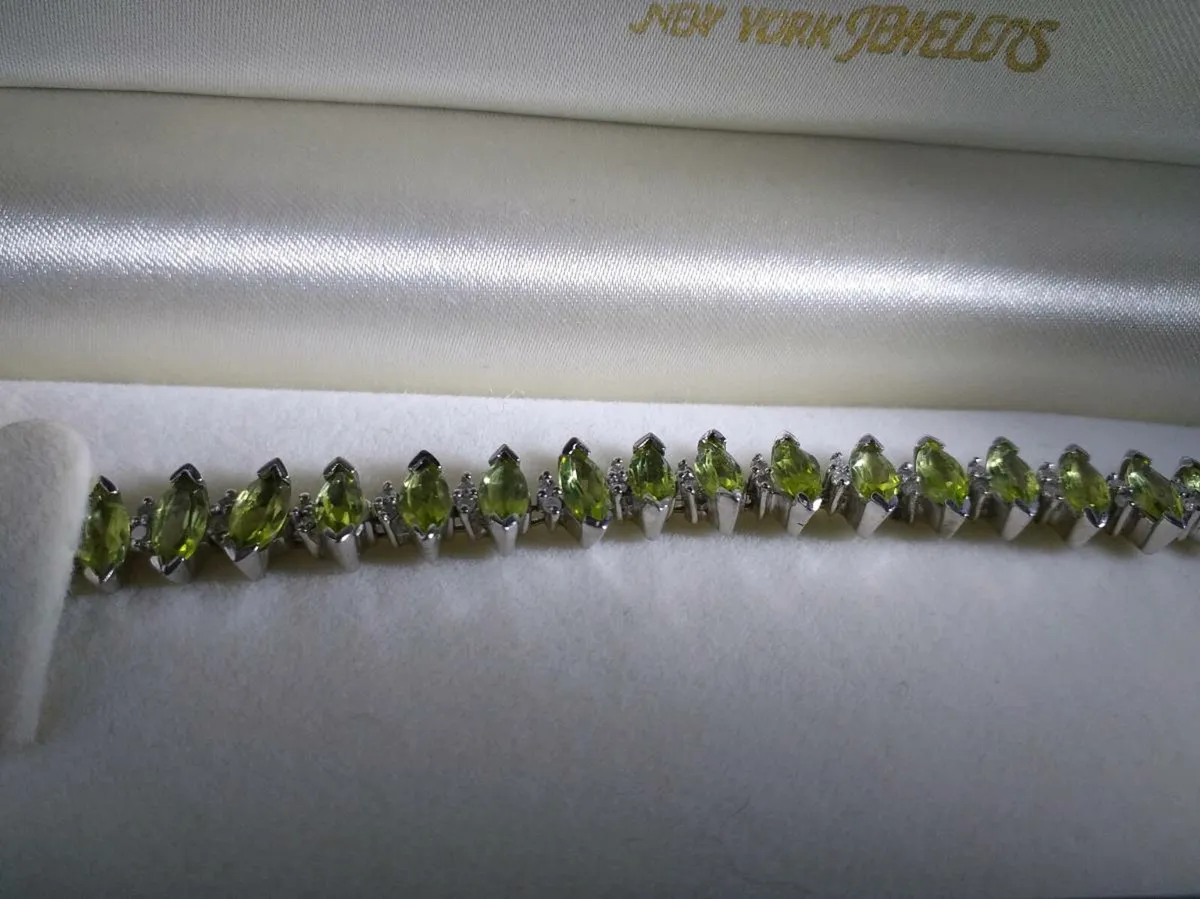 Silver bracelette with 34 Peridot stones - Image 4