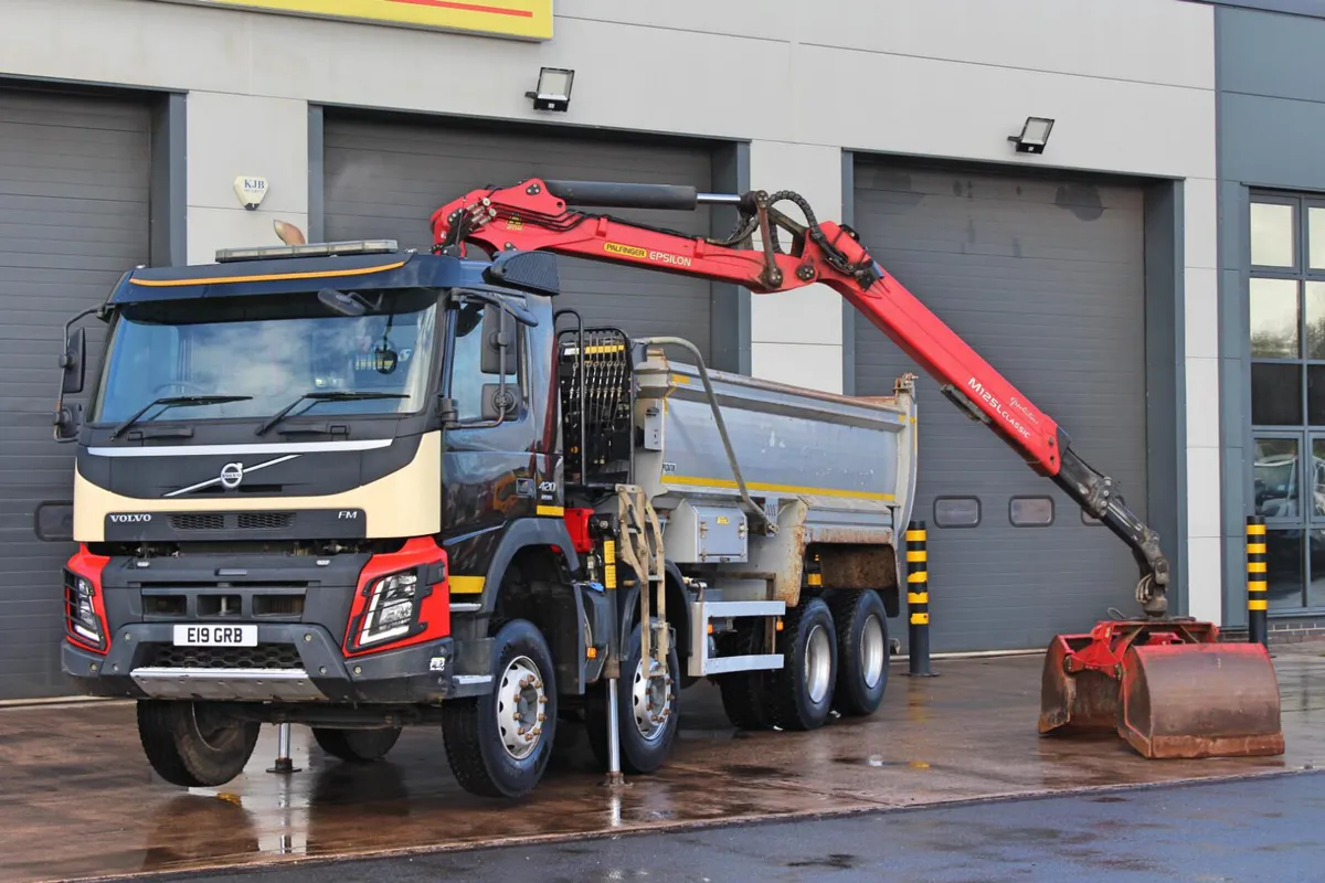 2019 (19) VOLVO FM 420 8X4 TIPPER GRAB (EURO 6) - Image 1