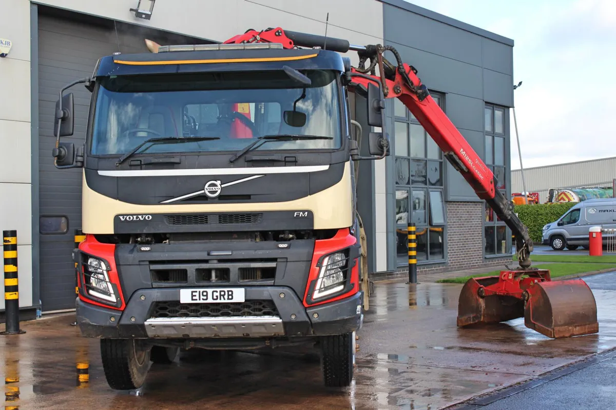 2019 (19) VOLVO FM 420 8X4 TIPPER GRAB (EURO 6) - Image 3