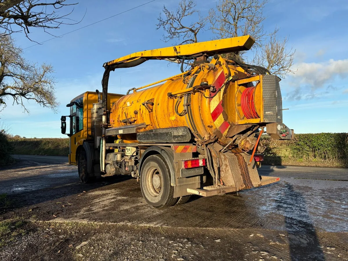 2010 Mercedes Econic 4x2 Gully/Vacuum Tanker - Image 4