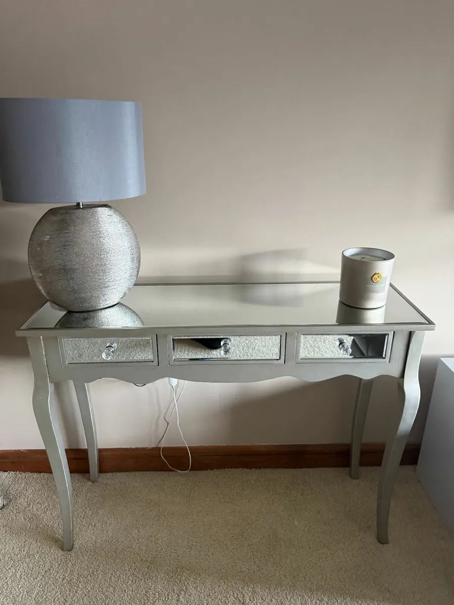 2 x Console Tables and 2 Matching Lamps - Image 2