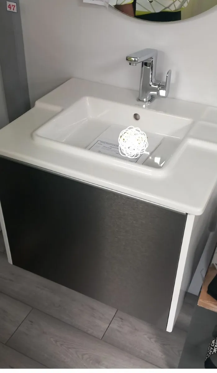 Bathroom sink - Image 1