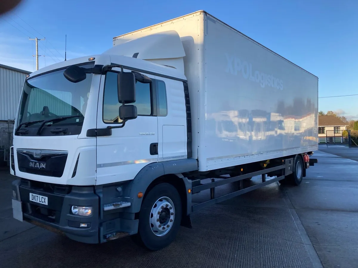 2017 MAN TGS 18-250 28 ft box body - Image 2