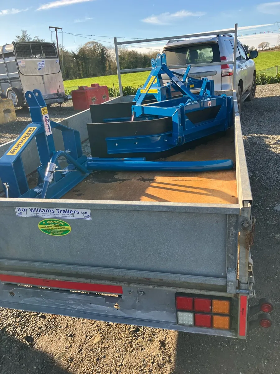 Yard scrapers, transport boxes, bale handlers - Image 1