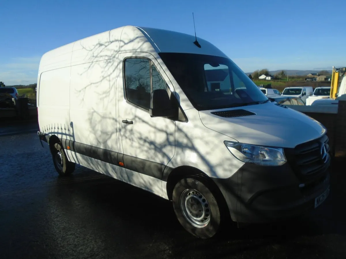 2025 Mercedes-Benz Sprinter 315CDI MWB HR RWD - Image 3