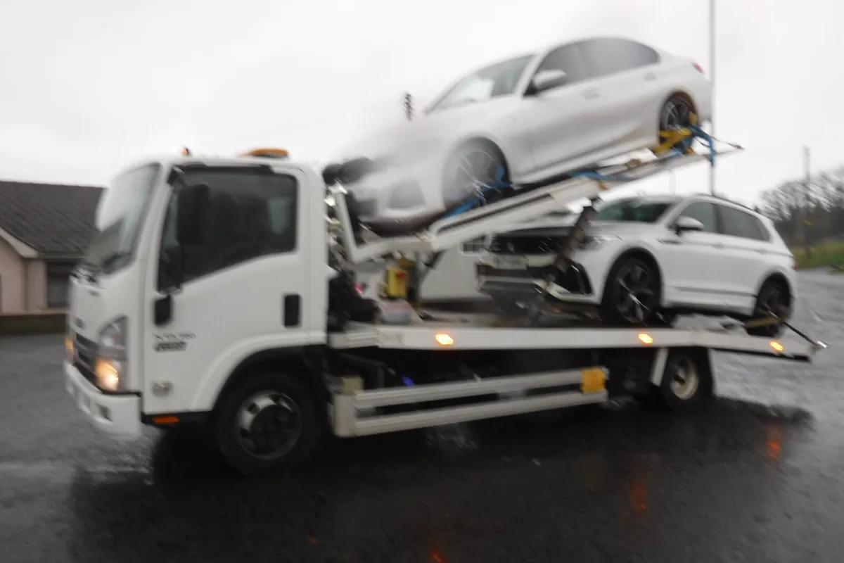 2020 Isuzu N75-190 22ft double deck transporter. - Image 1