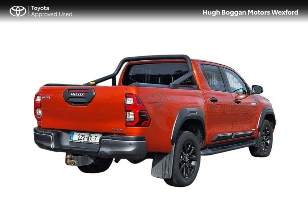 Toyota Hilux 2.8 INVINCIBLE AUTO +VAT - Image 2