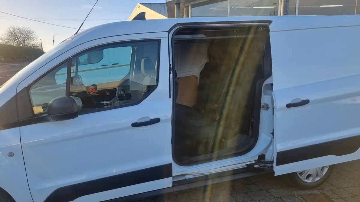 212 FORD CONNECT LWB TREND SPEC 5 SEAT CREWCAB VAN - Image 3