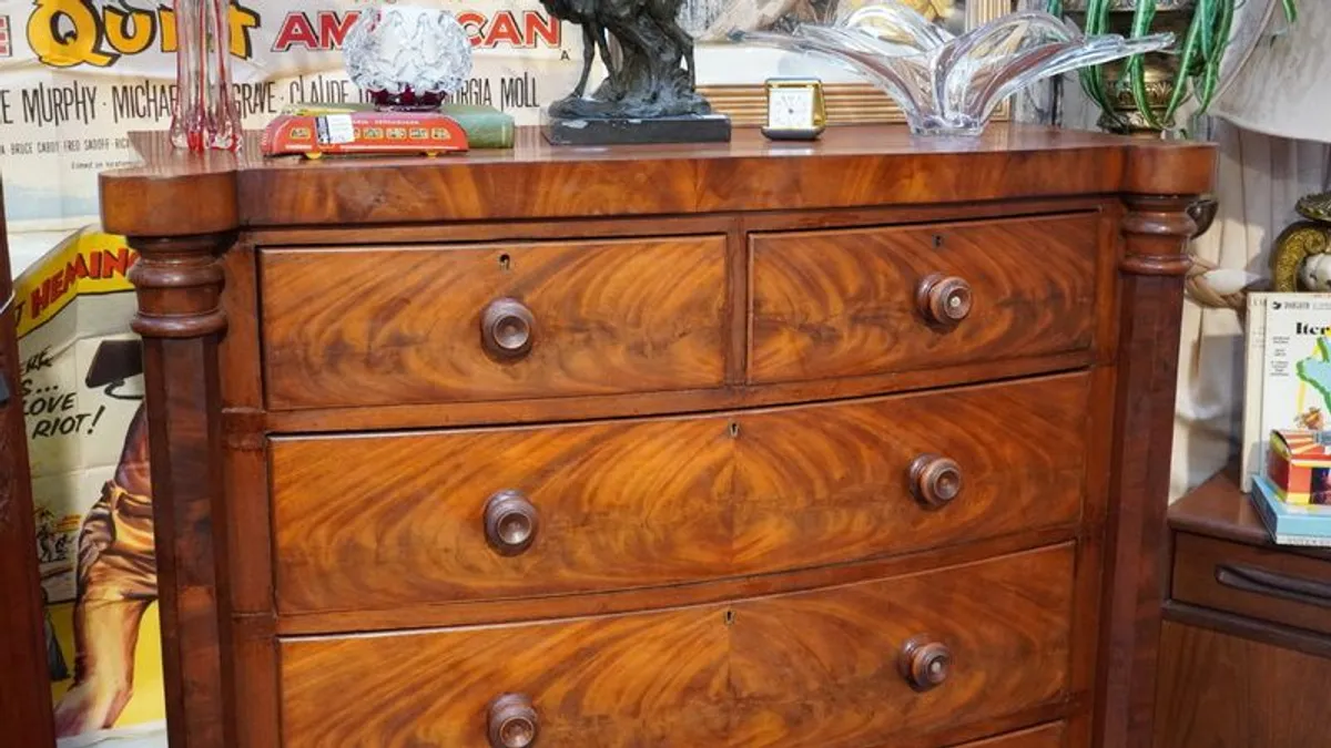Original Victorian Bow-Front Chest of Drawers - Image 3