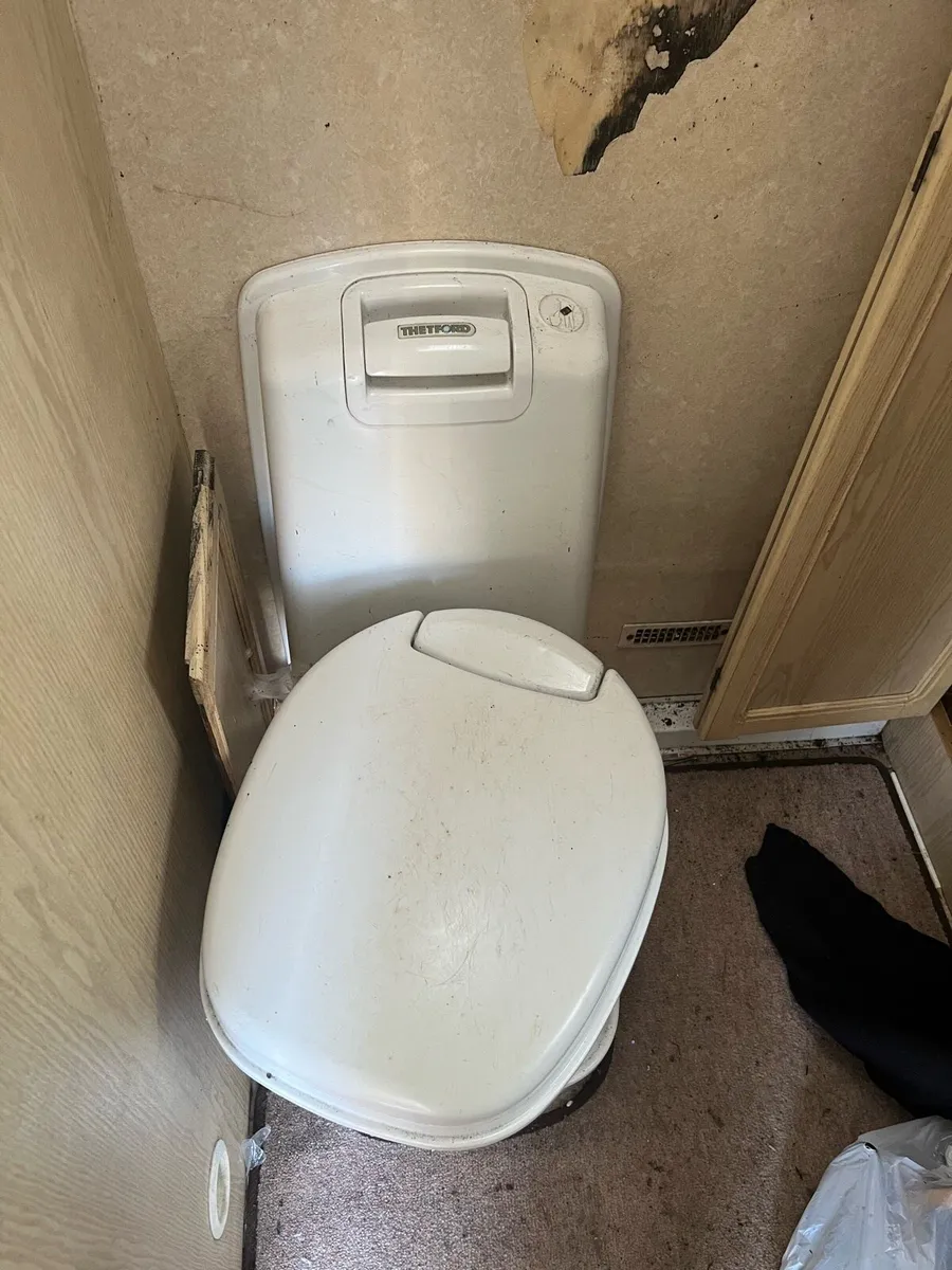 Caravan parts & windows - Image 3