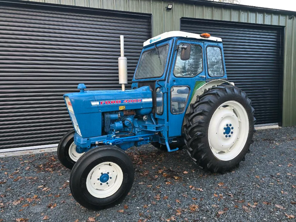 4000 vintage tractor with cab in great condition - Image 1
