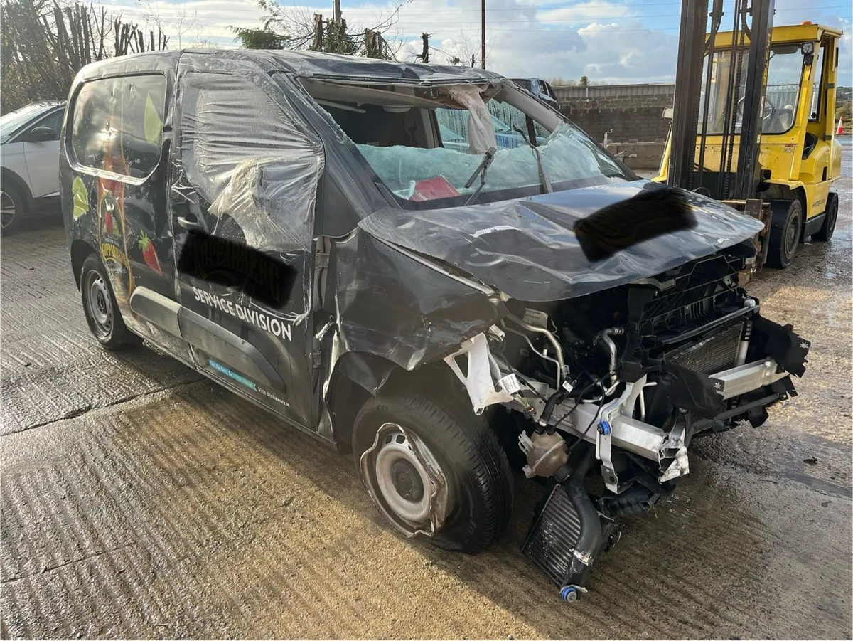 2023 Citreon Berlingo for breaking - Image 4