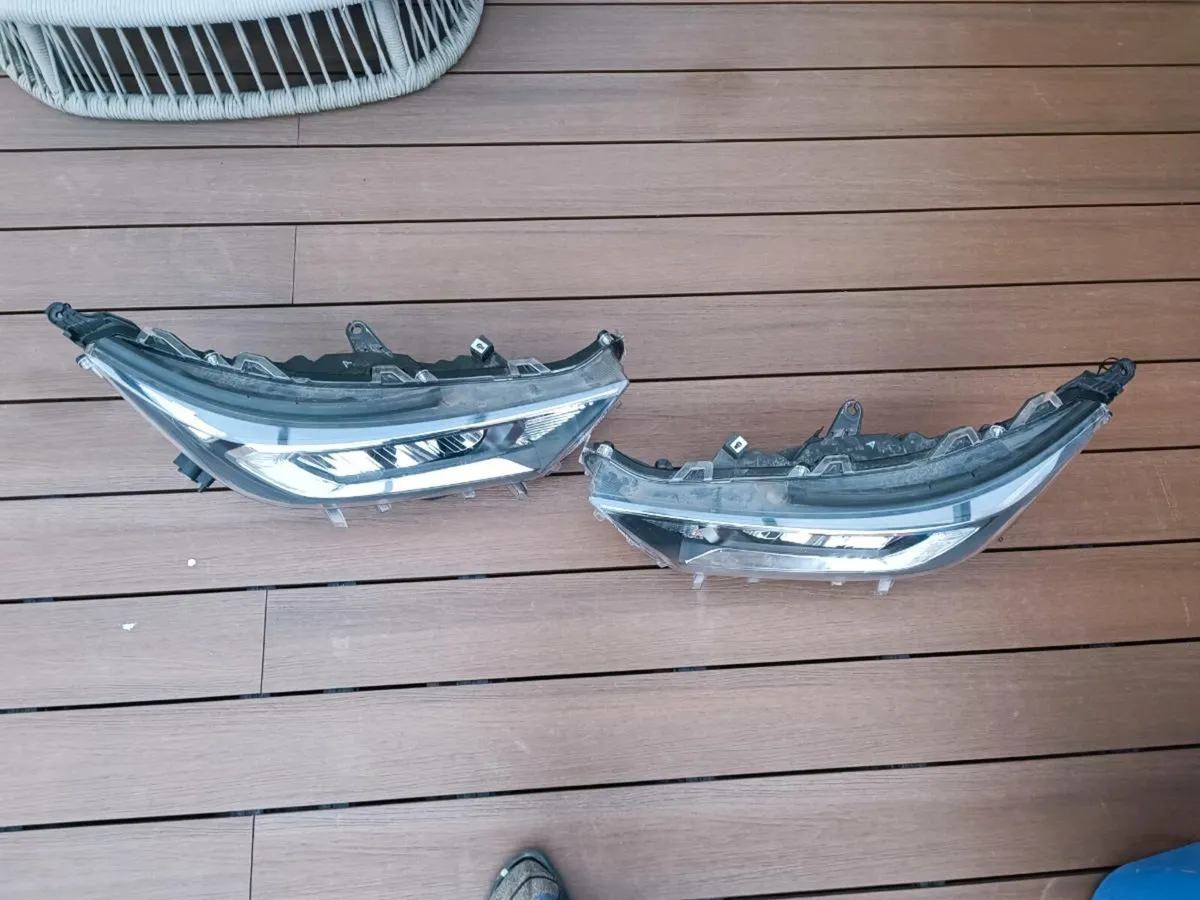 Toyota RAV4 headlight from 2018 - Image 1