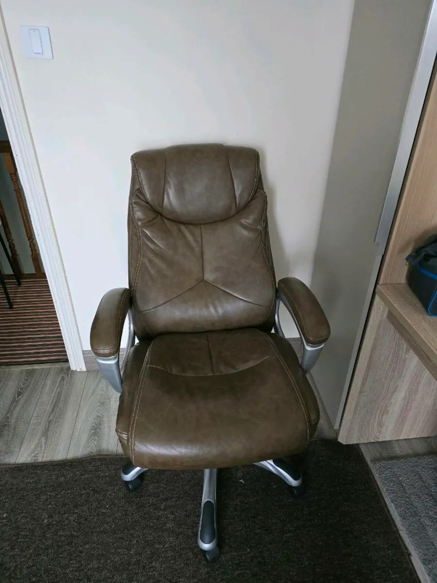 Office chair - Image 1