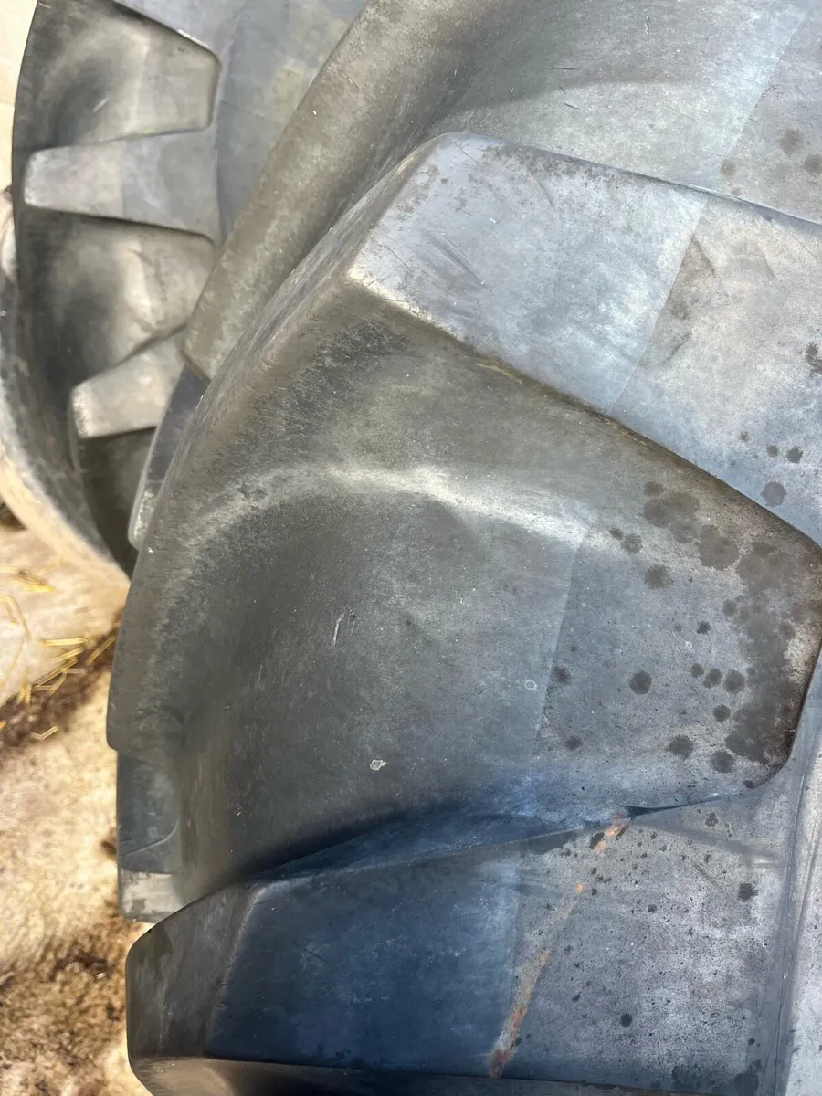 800/65R32 Michelin tyres for sale - Image 3