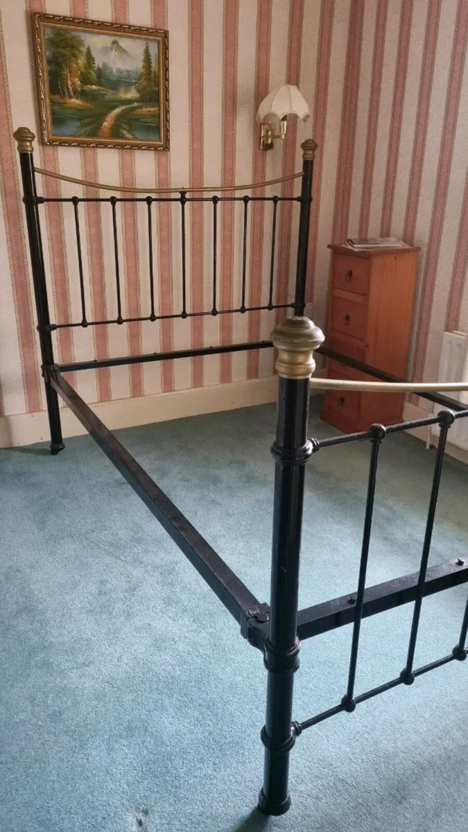 Antique cast iron bed frame - Image 1