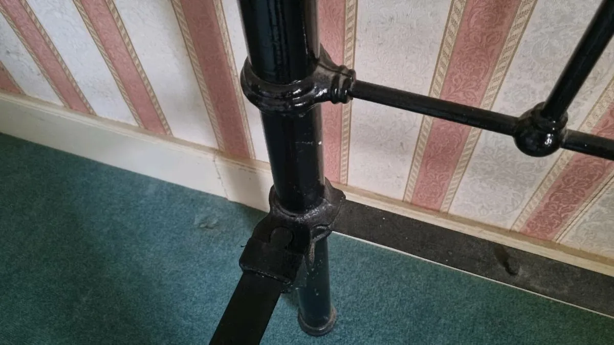 Antique cast iron bed frame - Image 4