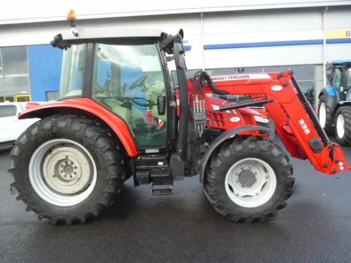 Massey Ferguson 5610 Dyna 4 & Loader2017 - Image 4