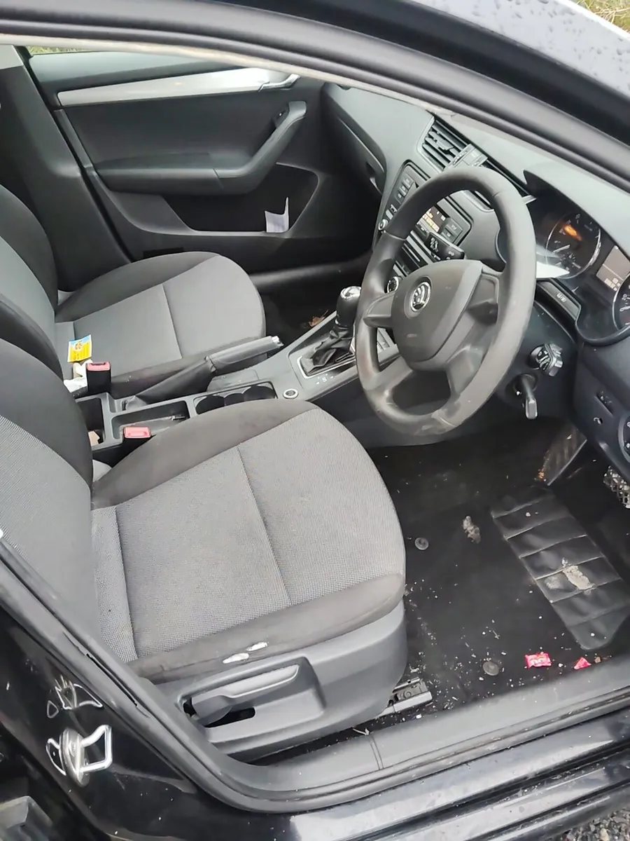 Breaking Skoda Octavia 2014 1.6tdi clha lf9r - Image 4