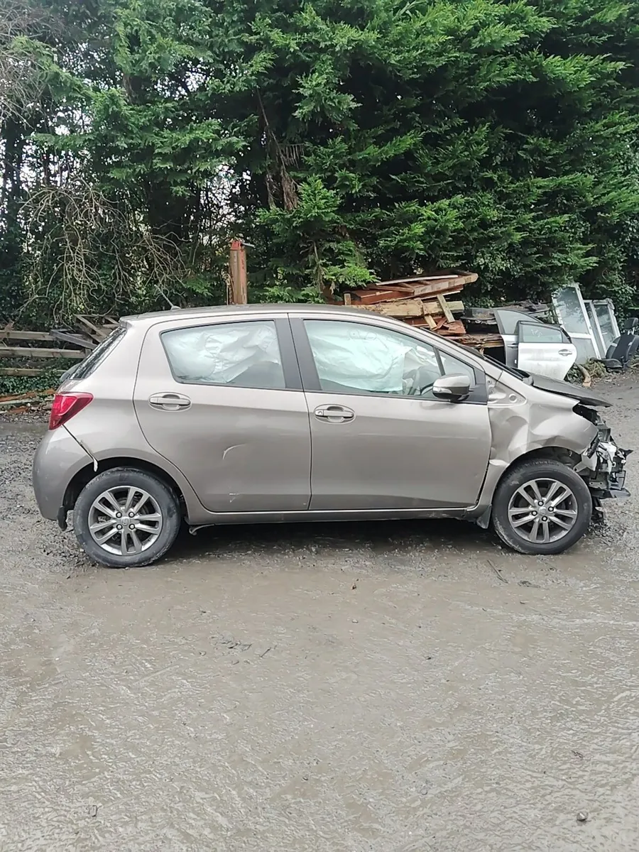 Breaking Toyota Yaris 2017 petrol - Image 4