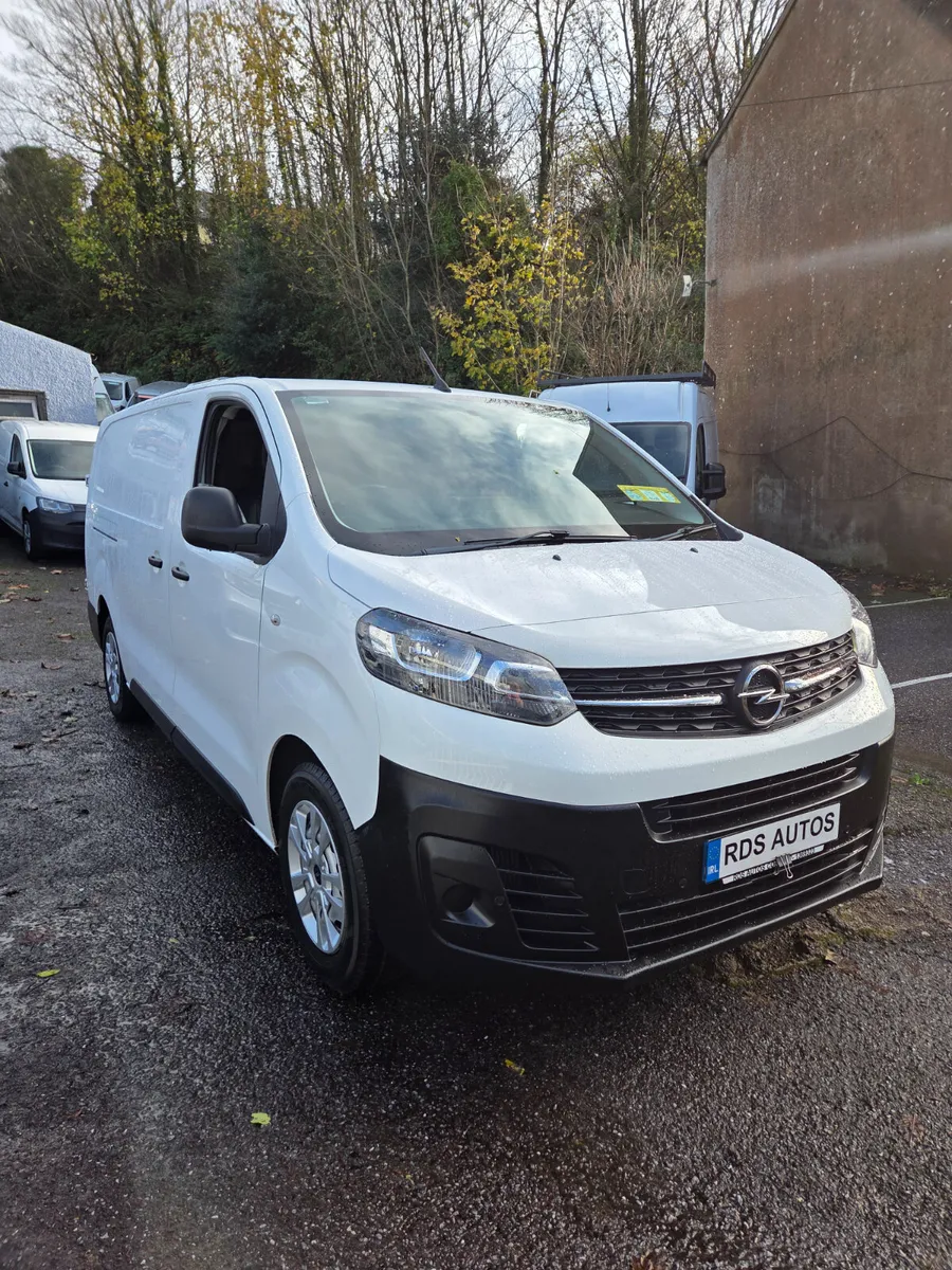 🔥21 VIVARO VERY LOW KMS🔥 - Image 1