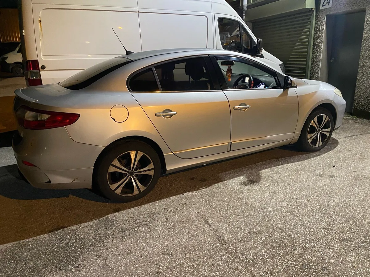 2012 Renault Fluence breaking for parts - Image 1