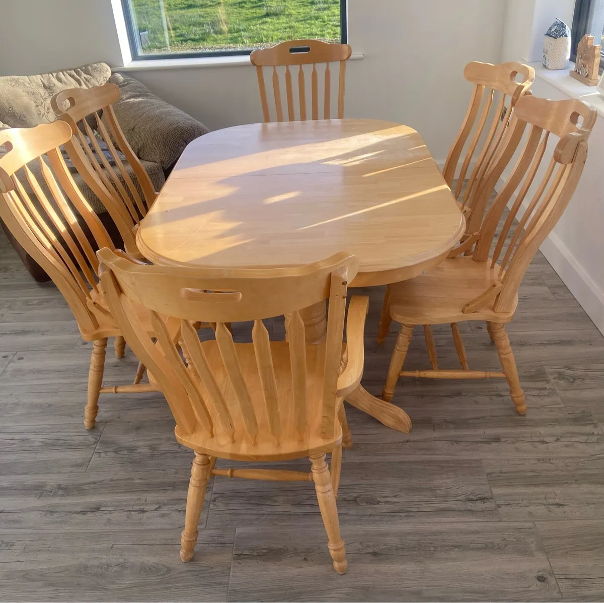 Kitchen Table extendable & 6 matching chairs - Image 1