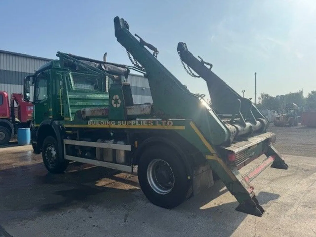 2018 (68) Mercedes Arocs 1824 4x2 18T Skiploader - Image 3