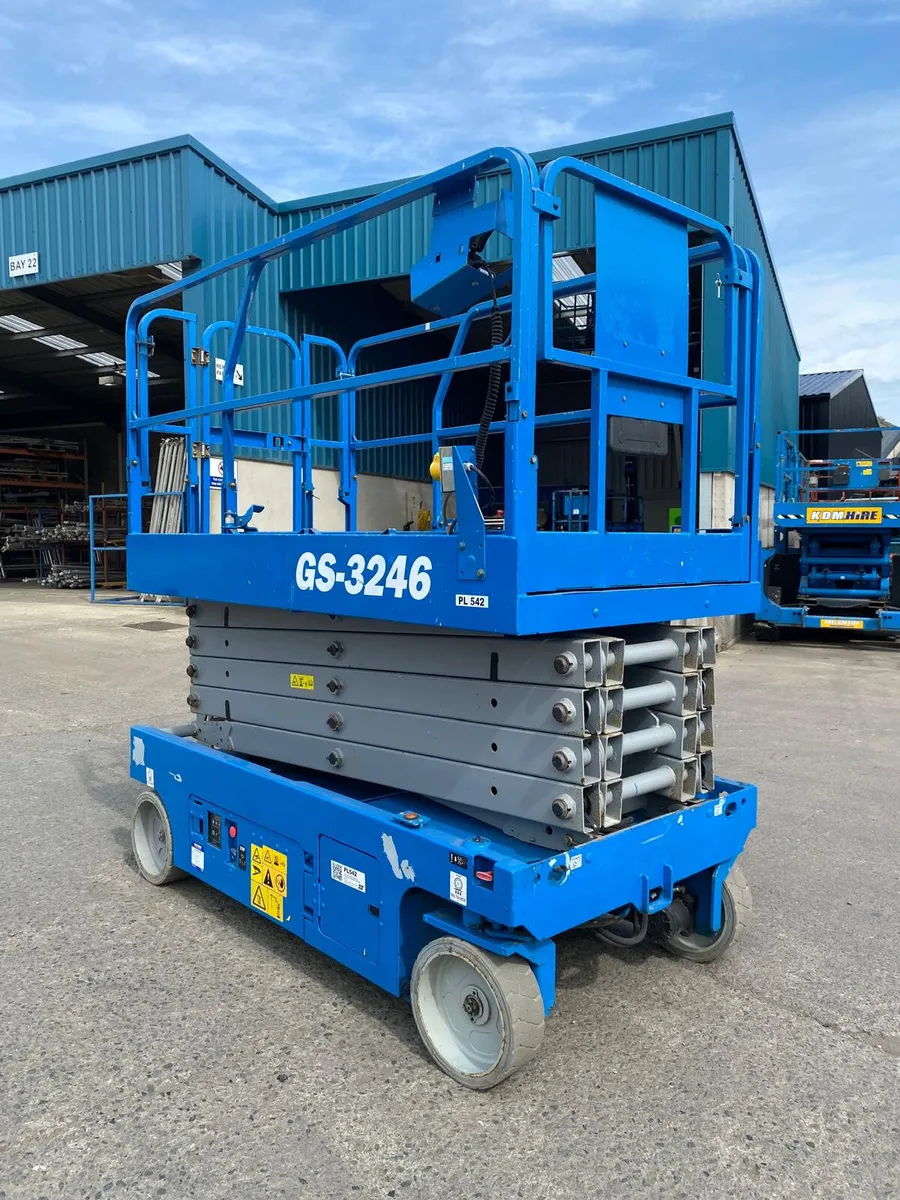 2016 GENIE GS3246 38FT ELECTRIC SCISSOR LIFT - Image 1