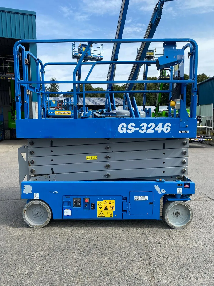 2016 GENIE GS3246 38FT ELECTRIC SCISSOR LIFT - Image 3