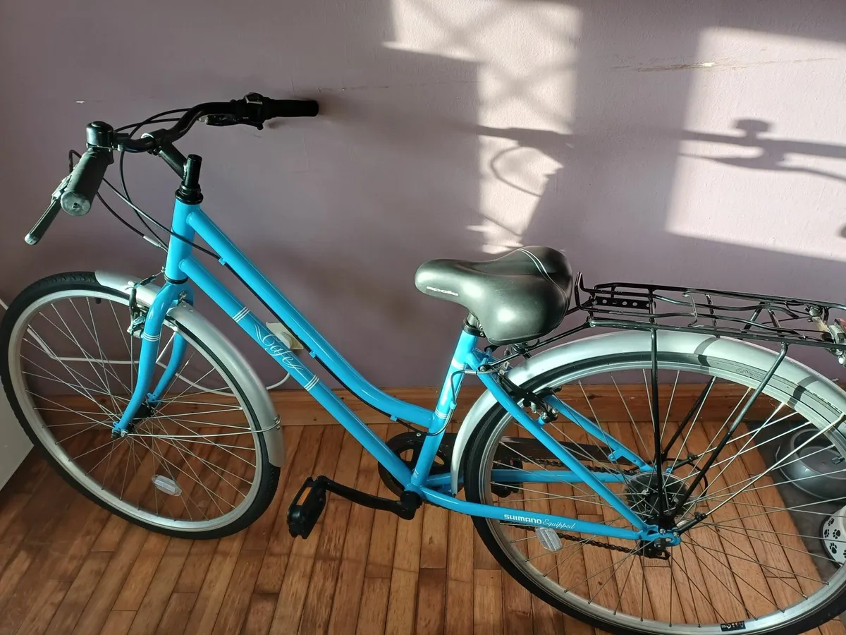 Womans bike plus basket and helmet - Image 1