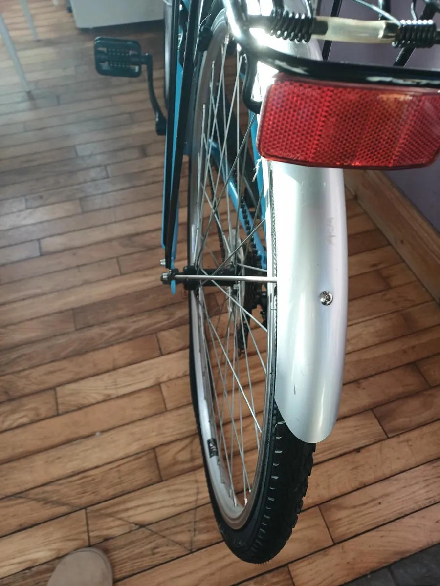 Womans bike plus basket and helmet - Image 4