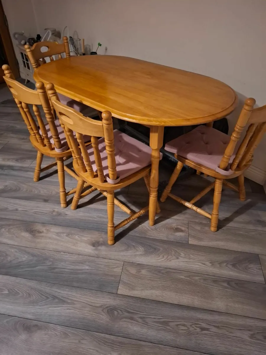 Table and chairs - Image 2