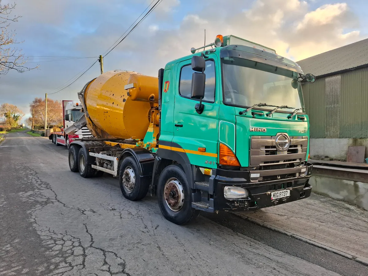 Hino 8x4 mixer - Image 1