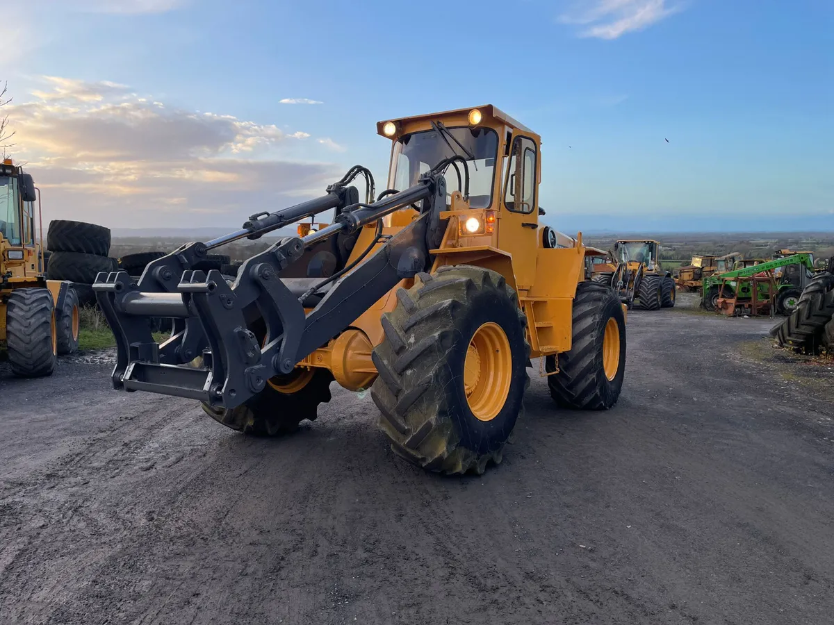 Volvo L90 Loading Shovel - Image 1