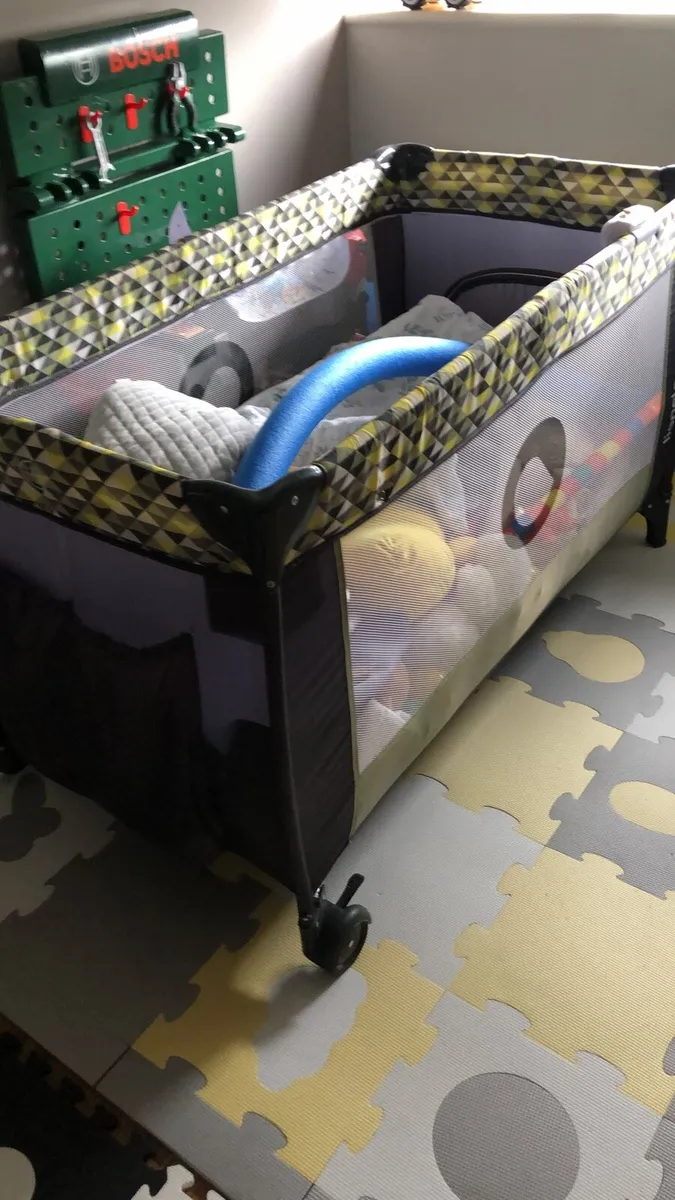 Travel cot - Image 1