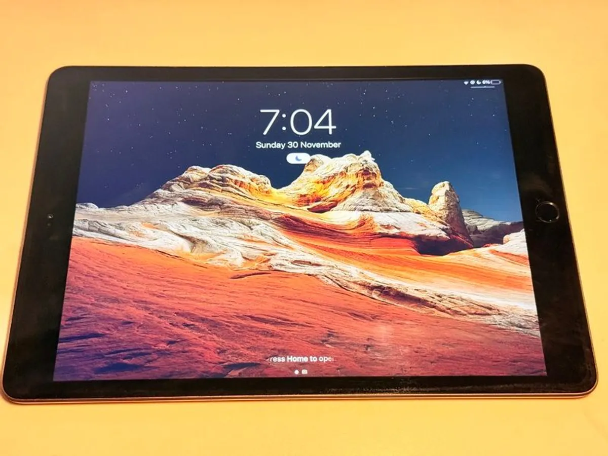 iPad 7th gen (2019) 32GB great condition + magnetic case - Image 2