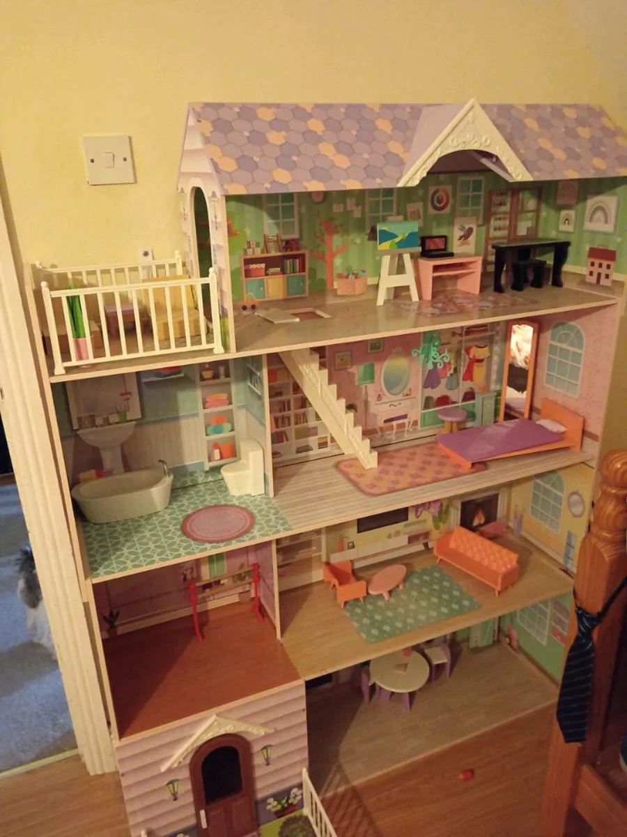 Giant dolls house - Image 1