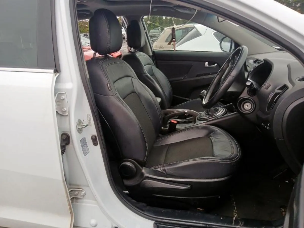 2013 kia Sportage⚠️ BREAAKING FOR PARTS - Image 4