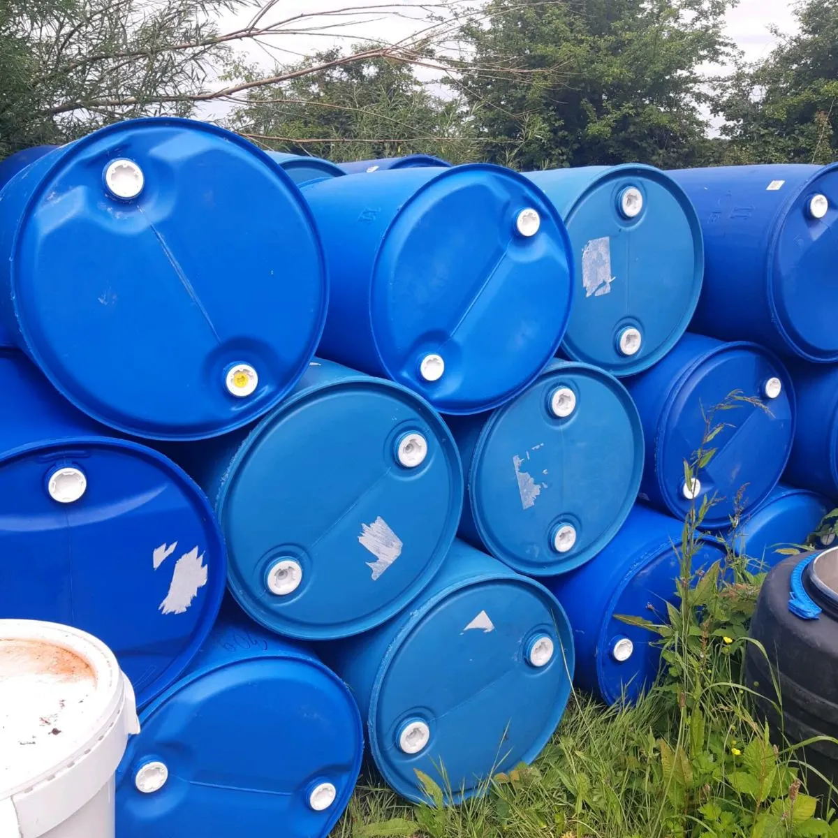 220 litre plastic barrels with lid and clamp - Image 2