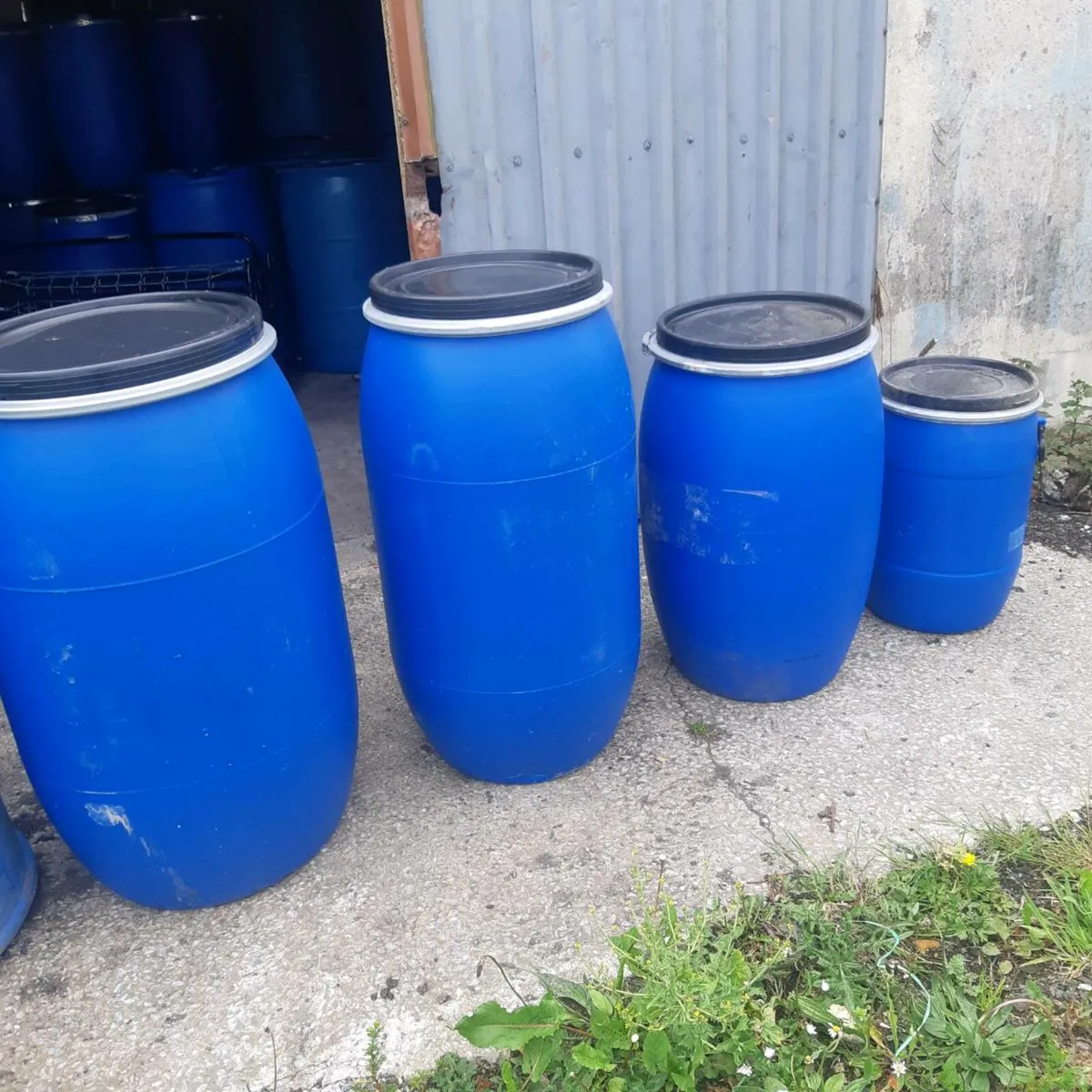 220 litre plastic barrels with lid and clamp - Image 1