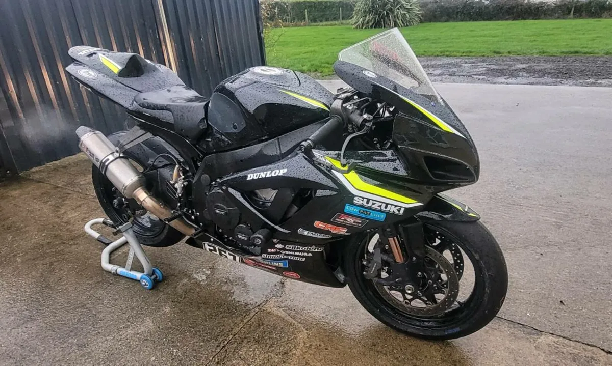 Suzuki gsxr 750 k7 track bike - Image 1