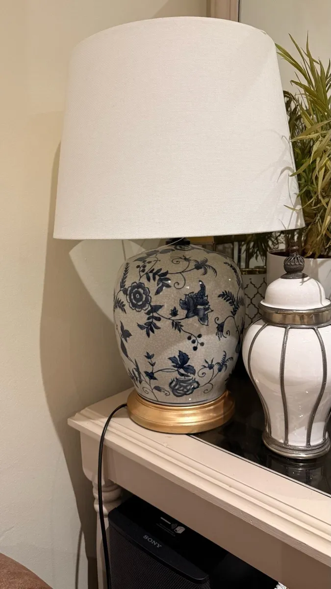 Blue and white lamp - Image 1